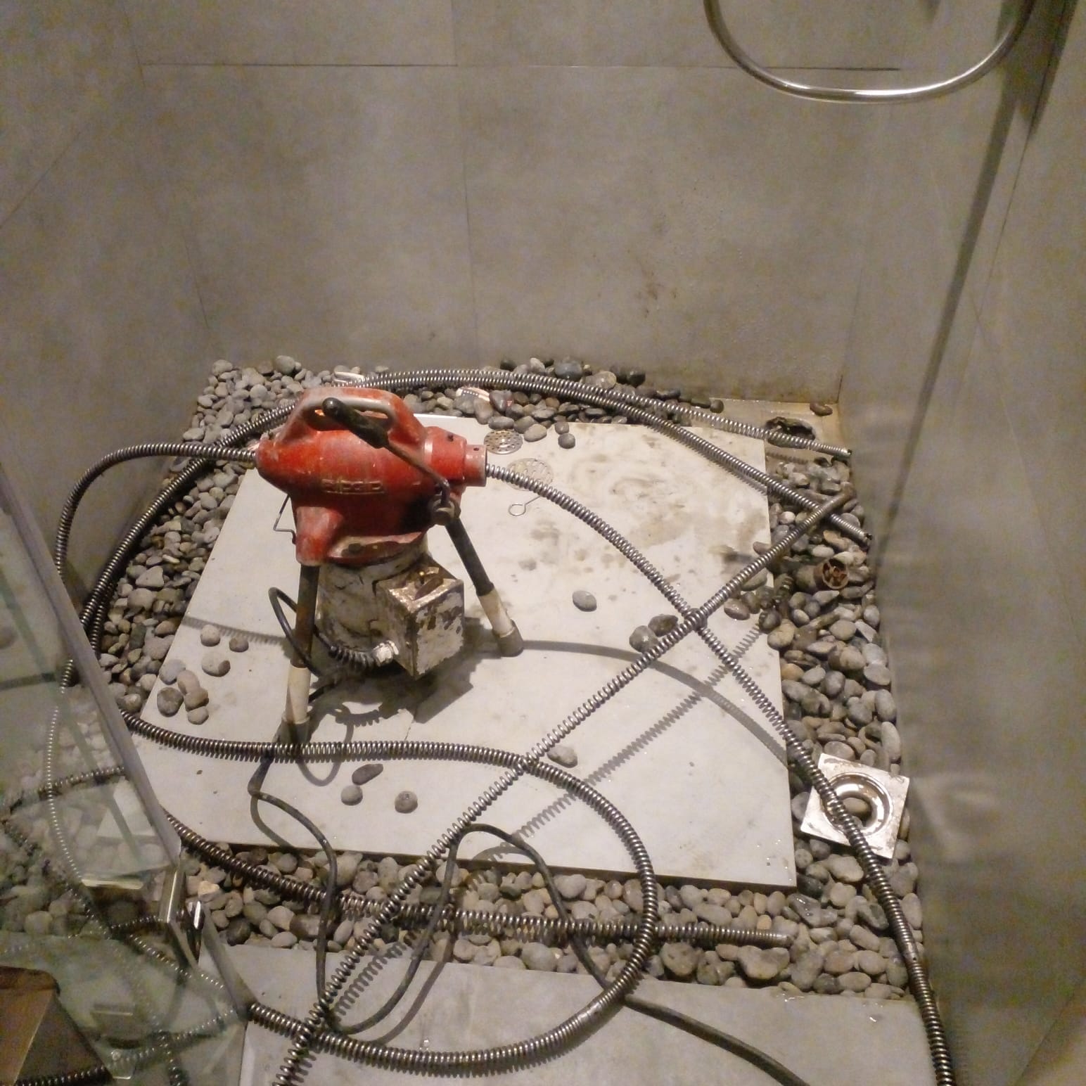 Mesin pendorong/bor saluran di kamar mandi saat pengerjaan perbaikan saluran mampet